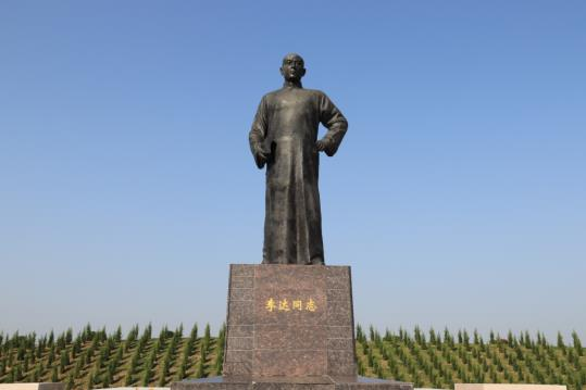 李达铜像.png