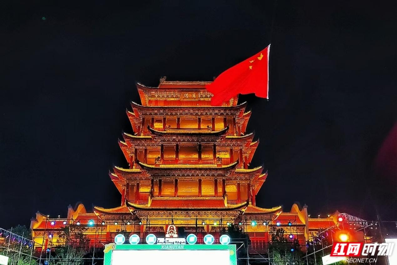 国旗和万楼交相辉映.png