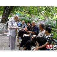 九旬夫妇蹒跚街头，执着“推广”何物？谜底藏在一只传承百年的铁匣中