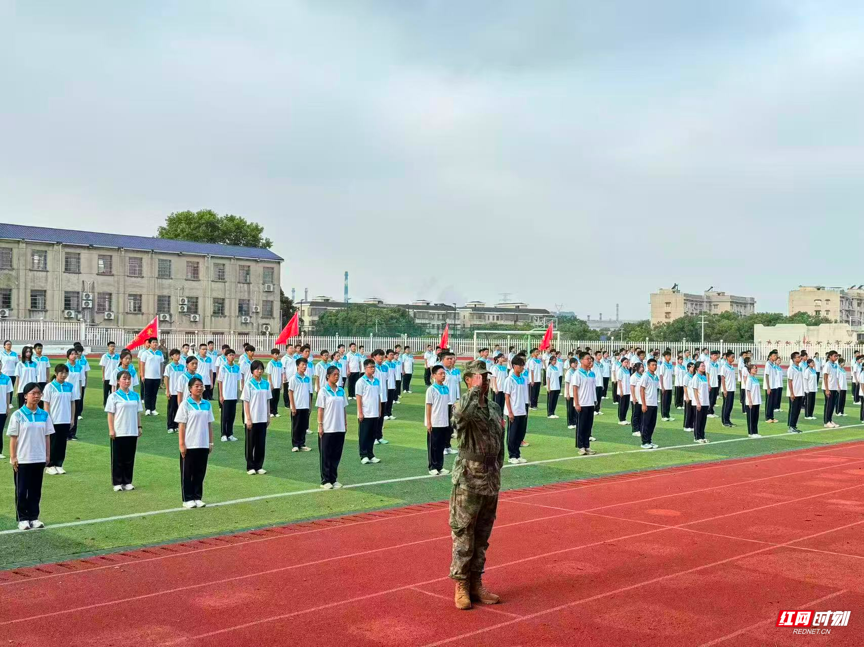 湘潭市第三中学举行2025级高一新生军训考核暨结营仪式