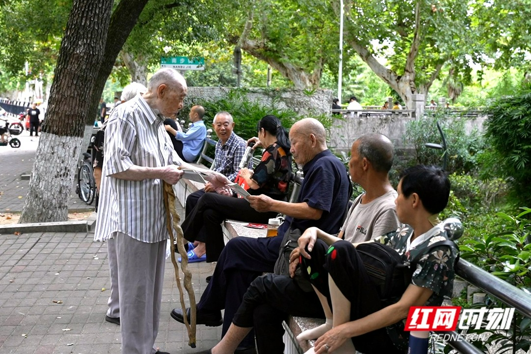 九旬夫妇蹒跚街头，执着“推广”何物？谜底藏在一只传承百年的铁匣中