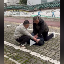 湘潭县:老人突发疾病倒地 路人见状紧急施救