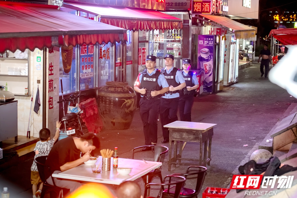 7月，岳塘分局民警在连城步行街开展治安巡逻，守护夜市平安，护航夜间经济。.jpg