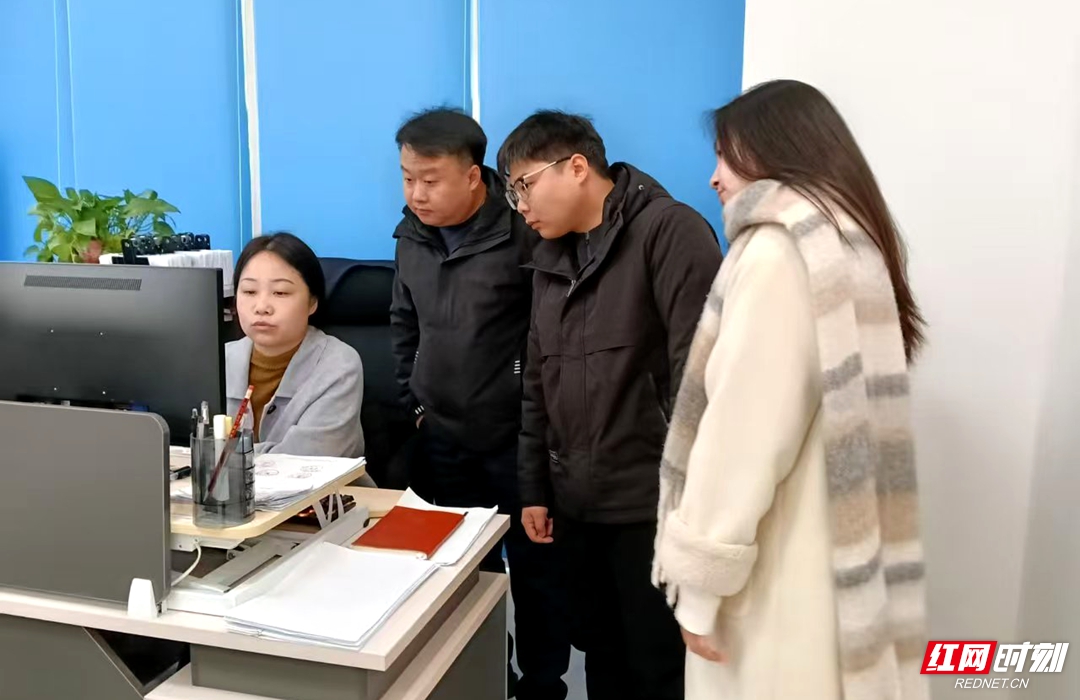 3雨湖区企业服务专员与工信部门工作人员到电化集团沟通工作。.jpg 3雨湖区企业服务专员与工信部门工作人员到电化集团沟通工作。.jpg