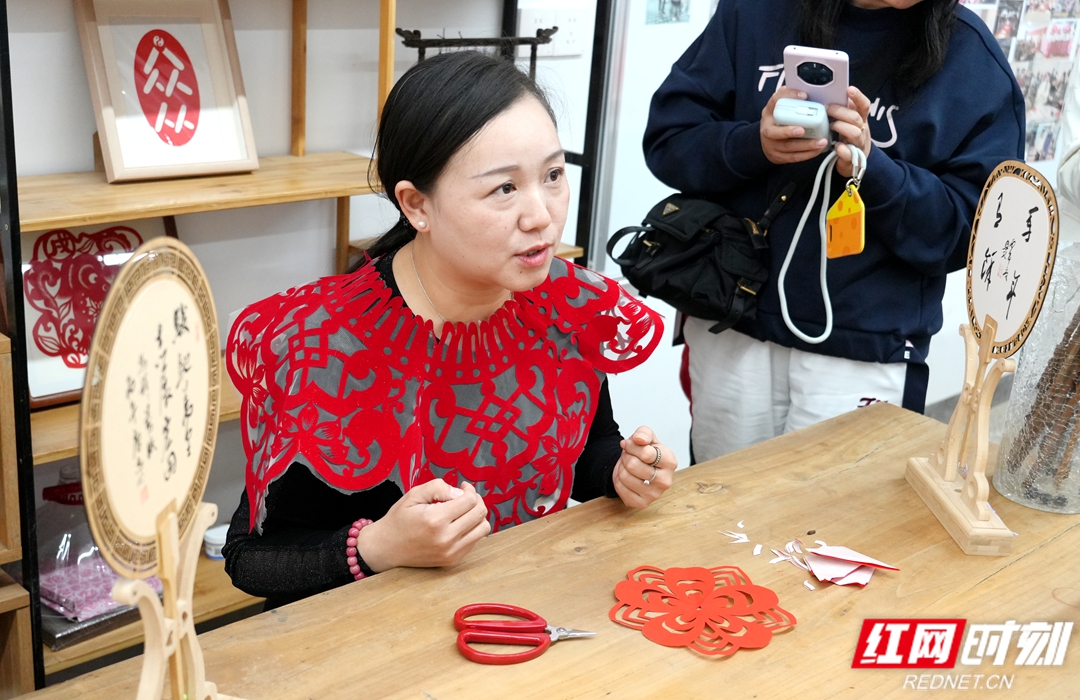 剪纸艺人现场展示剪纸技艺.jpg