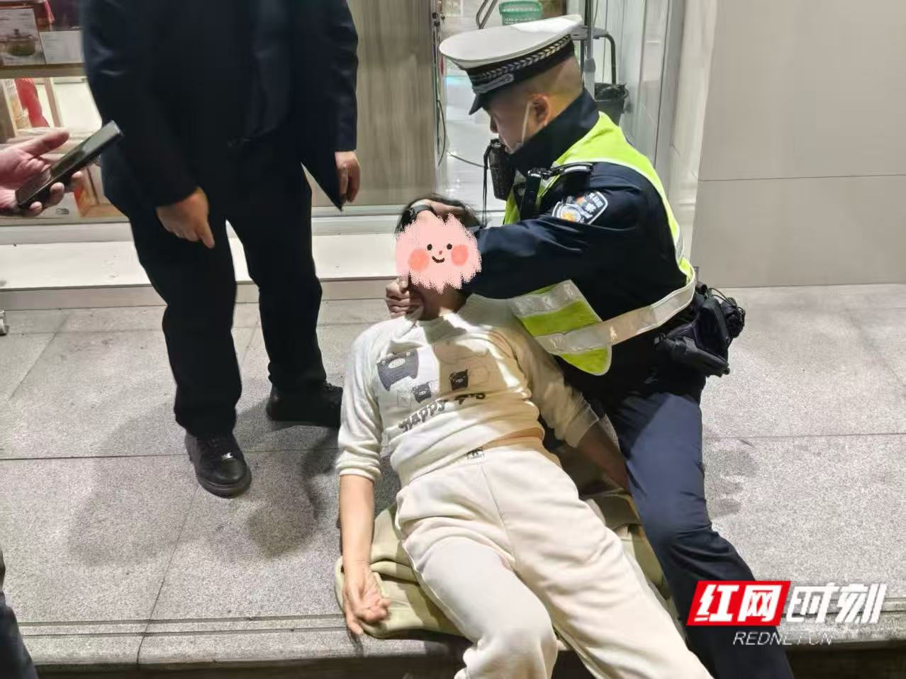 游客突发疾病昏迷，湘潭交警暖心救援