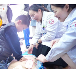 湘潭市妇幼保健院联合市仁爱志愿者协会开展AED急救科普公益活动