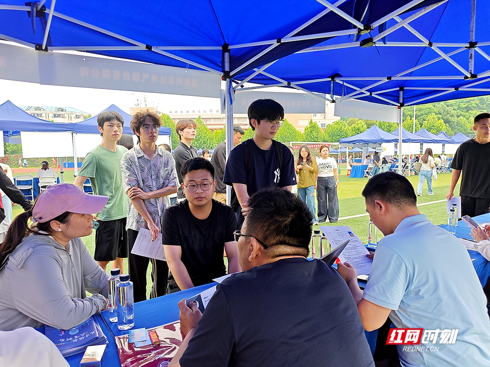 300余家单位“抢人” 湘潭这场招聘会让学子直呼“太值了”