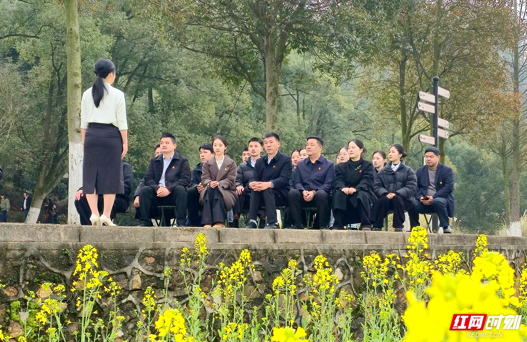 微党课走进田间地头。.jpg 微党课走进田间地头。.jpg