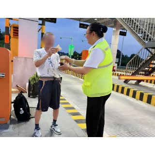 湘潭高速路灯故事:“看见你们的灯,我就知道找到地方了”