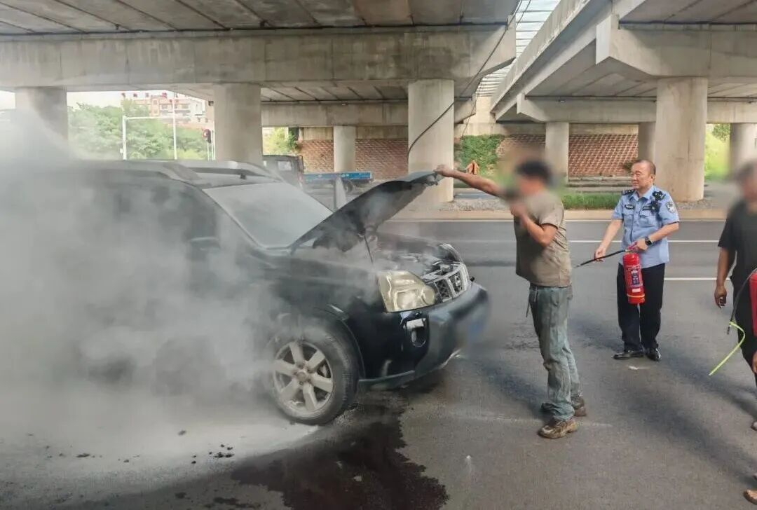 路边车辆突然着火 湘潭民警冲锋在前