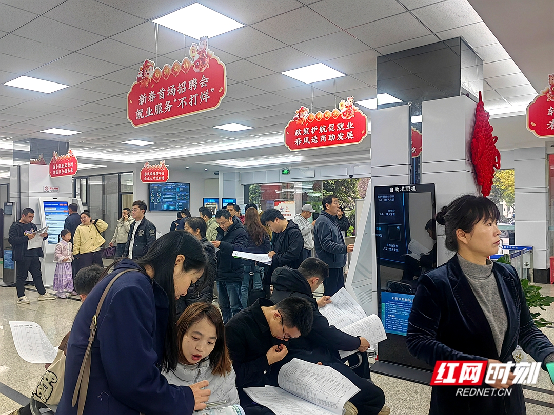 3月28日，“春风送岗 戎耀莲城”2026年湘潭市退役军人军属专场招聘会在市人社局举行，吸引400余名退役军人、军属与37家优质企业现场对接，.jpg