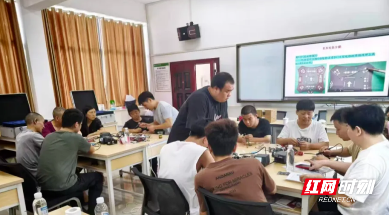 今年6月以来,湘潭市残联依托全市各职业技能培训学校,持续开展湖南省残疾人职业技能竞赛专项培训。.png 今年6月以来,湘潭市残联依托全市各职业技能培训学校,持续开展湖南省残疾人职业技能竞赛专项培训。.png