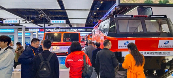 公司展品吸引众多专业人士的驻足关注.jpg 公司展品吸引众多专业人士的驻足关注.jpg