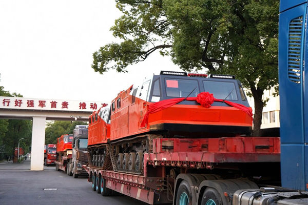 江麓集团批量森林消防装备缓缓驶出厂区.jpg