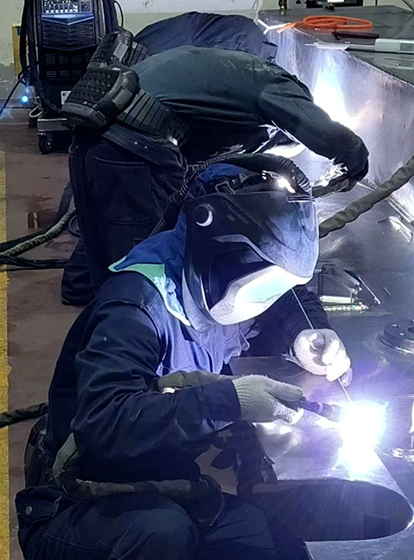公司车体分厂的焊工们身着厚重防护服用焊枪的火花点燃着奋斗激情.jpg