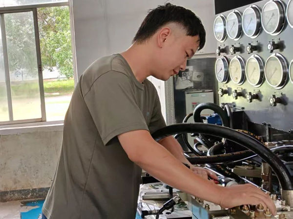 一线员工正在进行某型阀体压套热装作业.jpg