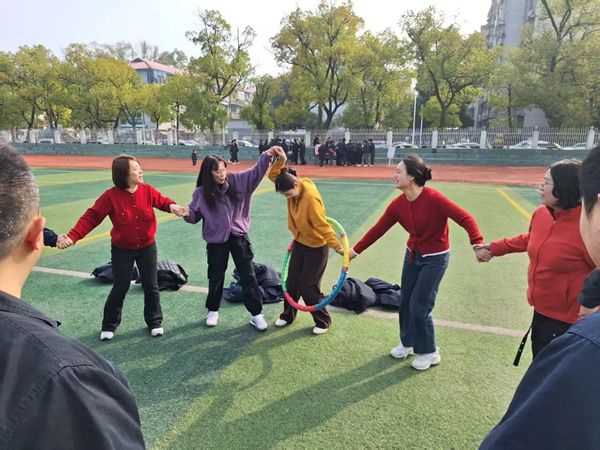 活动中，团队一起欢快地进行“穿越同心圈”项目.jpg