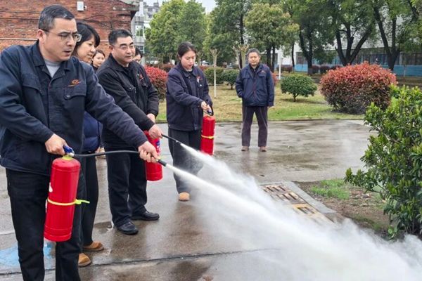 各单位积极组织开展消防演练、消防器材实践运用活动。.jpg