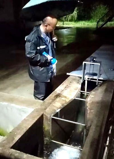 雨夜，公司污水处理工拿着手电逐一检查排水设施运行状况。.jpg