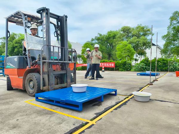 江麓集团举办叉车司机比赛.jpg 江麓集团举办叉车司机比赛.jpg