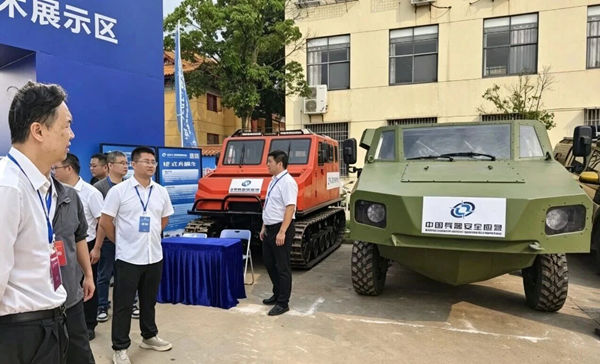 江麓集团高速两栖轮式车、新型履带式多用途车受邀参加演习现场的装备静态展示.jpg