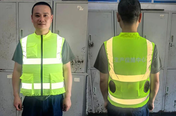 公司为一线搬运工、下料工配发专业降温风扇服。.jpg