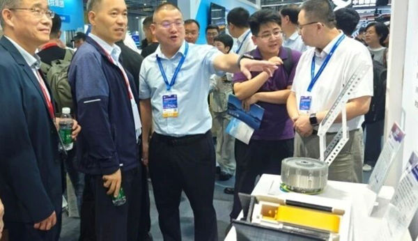 公司技术员向嘉宾详细介绍产品特点与应用场景.jpg 公司技术员向嘉宾详细介绍产品特点与应用场景.jpg
