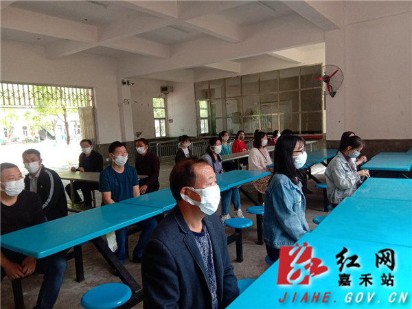 单人单桌，同向就餐.jpg