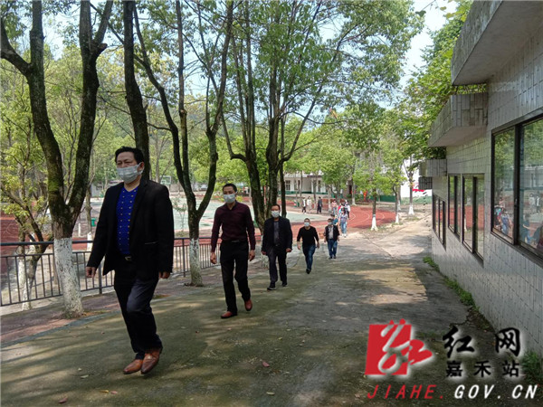 排队放学.jpg