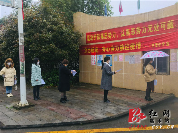 学生在校门口前后间隔米排队准备报名.jpg