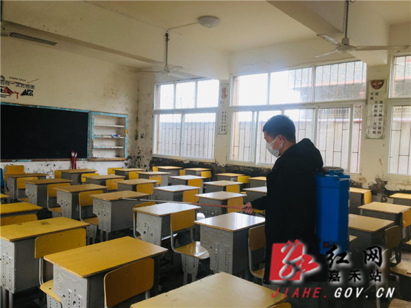 消毒人员对教室进行全面消毒.jpg