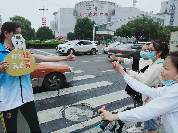 4.小朋友为一路有“礼”文明劝导志愿者点赞.jpg
