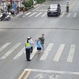 你守护我，我“宠”你！双牌护学民警被小学生投喂奶茶