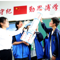 中国航天日丨新田：小小航天梦“起飞” 乡村师生自制“水火箭”