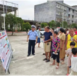 道县交警在易地扶贫搬迁安置点开展交通安全宣传和卫生清扫活动