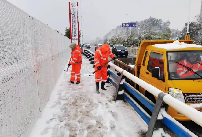 永州城管：闻雪而动战严寒 迎雪而上显担当