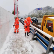 永州城管：闻雪而动战严寒 迎雪而上显担当