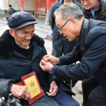 新春走基层丨湖南江永：免费拍全家福 定格幸福生活