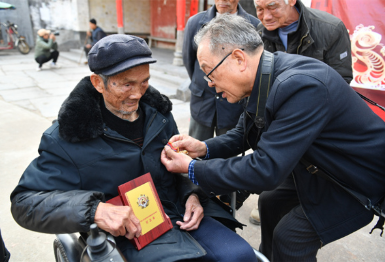 新春走基层丨湖南江永：免费拍全家福 定格幸福生活