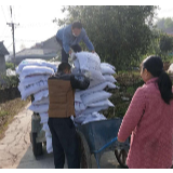 宝峰街道：驻村工作队助力春耕生产