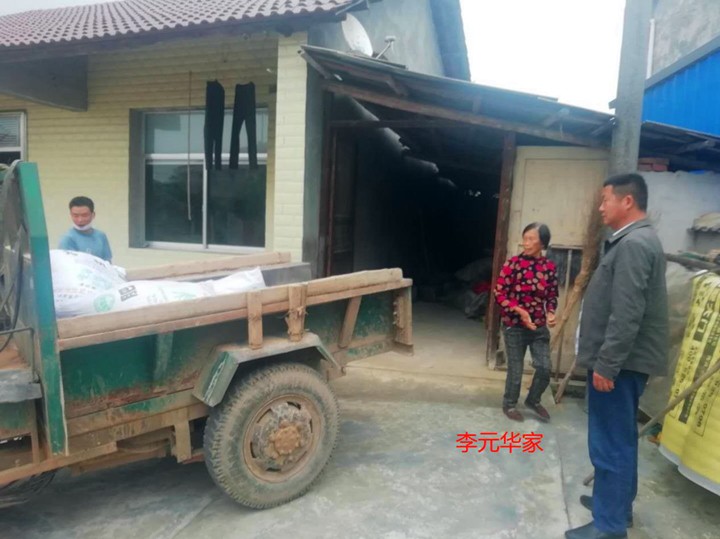 石门县二都街道自2018年来，一直坚持为建档立卡户、低保、五保及贫困残疾人家庭等四类重点人员上门运送有机肥，累计送肥近300吨，助力帮扶户抓好春耕生产，为农业增效、农民增收提供有力保障。