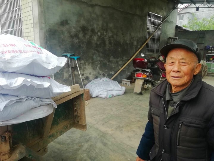 石门县二都街道自2018年来，一直坚持为建档立卡户、低保、五保及贫困残疾人家庭等四类重点人员上门运送有机肥，累计送肥近300吨，助力帮扶户抓好春耕生产，为农业增效、农民增收提供有力保障。