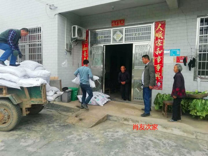 石门县二都街道自2018年来，一直坚持为建档立卡户、低保、五保及贫困残疾人家庭等四类重点人员上门运送有机肥，累计送肥近300吨，助力帮扶户抓好春耕生产，为农业增效、农民增收提供有力保障。