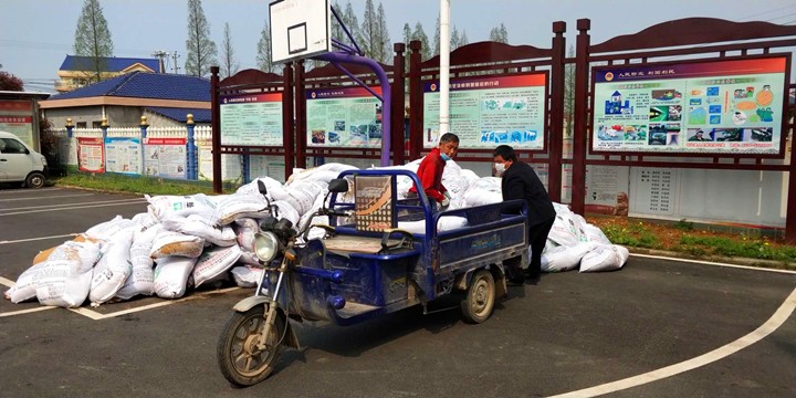 石门县二都街道自2018年来,一直坚持为建档立卡户、低保、五保及贫困残疾人家庭等四类重点人员上门运送有机肥,累计送肥近300吨,助力帮扶户抓好春耕生产,为农业增效、农民增收提供有力保障。