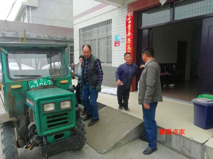 石门县二都街道自2018年来，一直坚持为建档立卡户、低保、五保及贫困残疾人家庭等四类重点人员上门运送有机肥，累计送肥近300吨，助力帮扶户抓好春耕生产，为农业增效、农民增收提供有力保障。