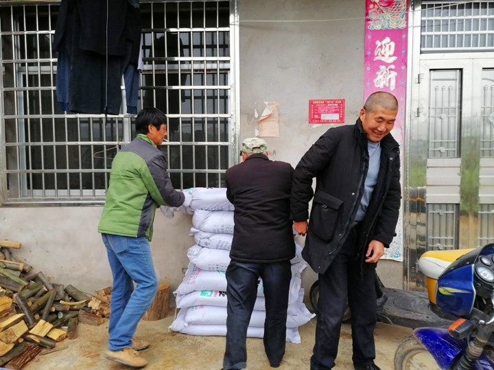 石门县二都街道自2018年来，一直坚持为建档立卡户、低保、五保及贫困残疾人家庭等四类重点人员上门运送有机肥，累计送肥近300吨，助力帮扶户抓好春耕生产，为农业增效、农民增收提供有力保障。