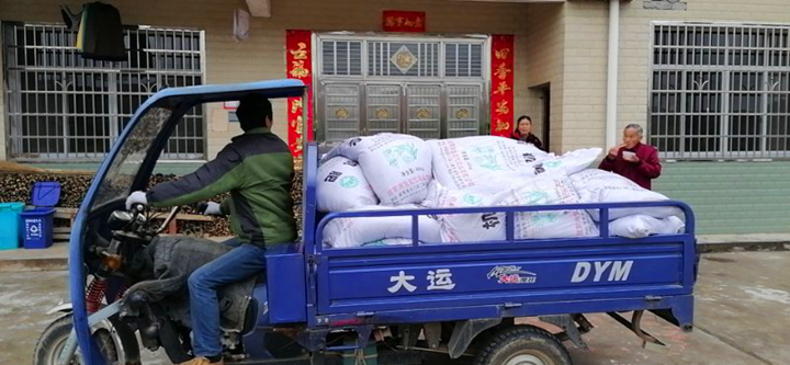 石门县二都街道自2018年来，一直坚持为建档立卡户、低保、五保及贫困残疾人家庭等四类重点人员上门运送有机肥，累计送肥近300吨，助力帮扶户抓好春耕生产，为农业增效、农民增收提供有力保障。