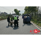 交警大队：运货摩托车侧翻 民警援手解困
