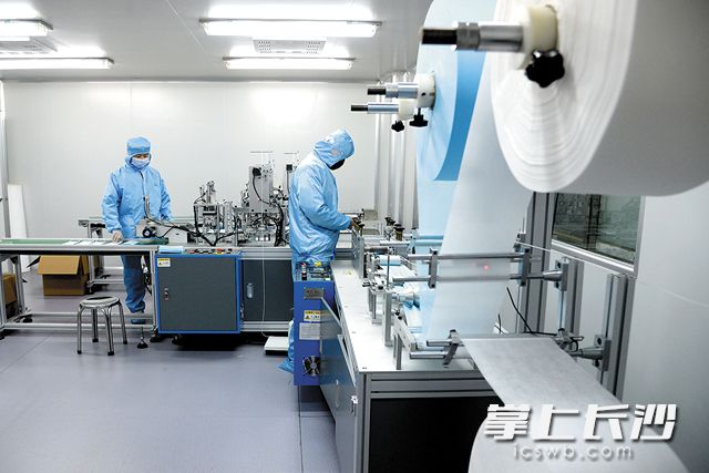 有他们蹲守，口罩生产线动起来了